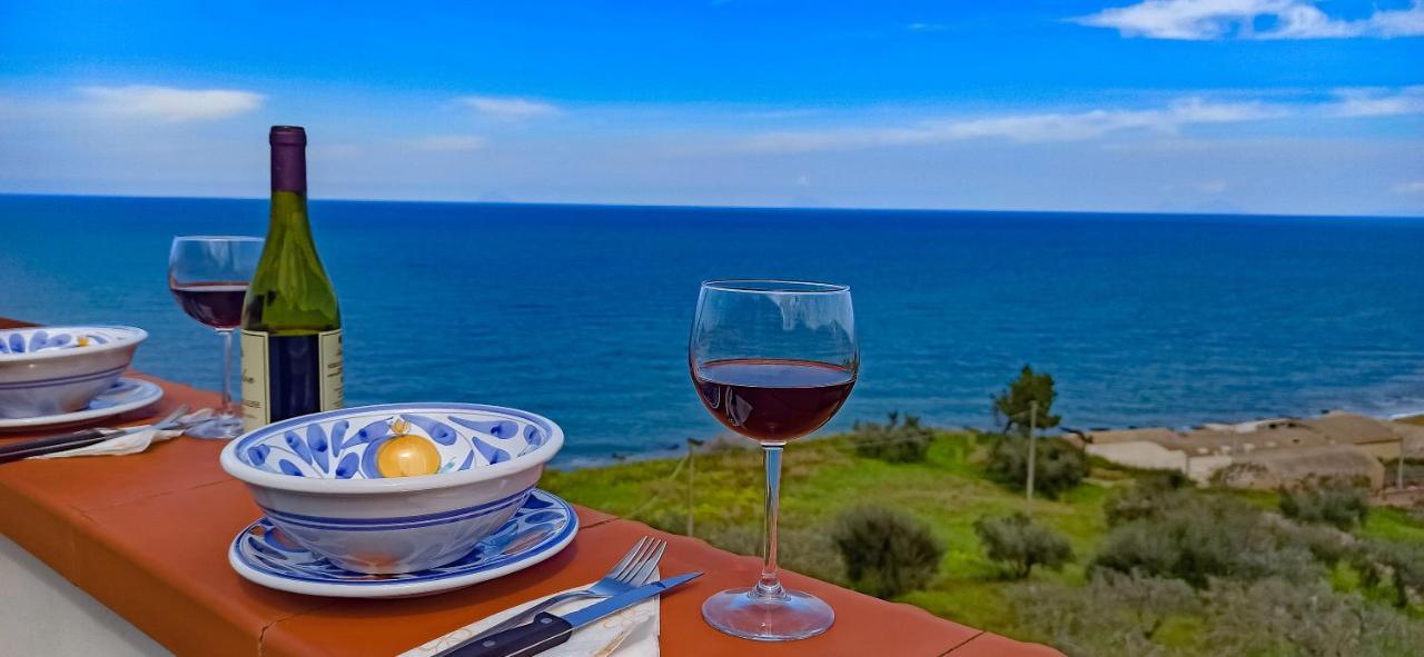 Tenuta Petreria 1 con accesso diretto al mare Santo Stefano di Camastra Esterno foto