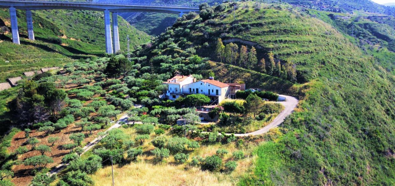 Tenuta Petreria 1 con accesso diretto al mare Santo Stefano di Camastra Esterno foto