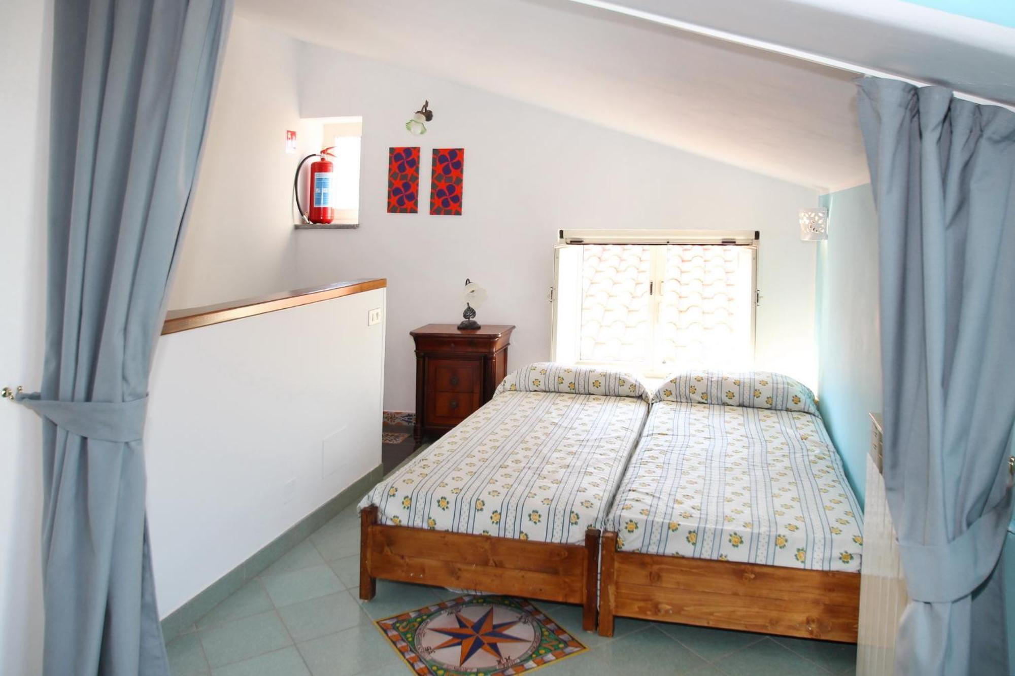Tenuta Petreria 1 con accesso diretto al mare Santo Stefano di Camastra Esterno foto